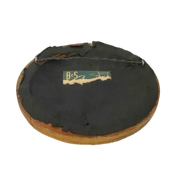 B & S Creations Cameo Framed Portrait Round in Gold Colored Frame - Picture 2 of 4